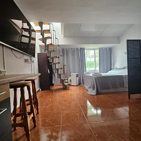 Captain Morgan House ארונה
